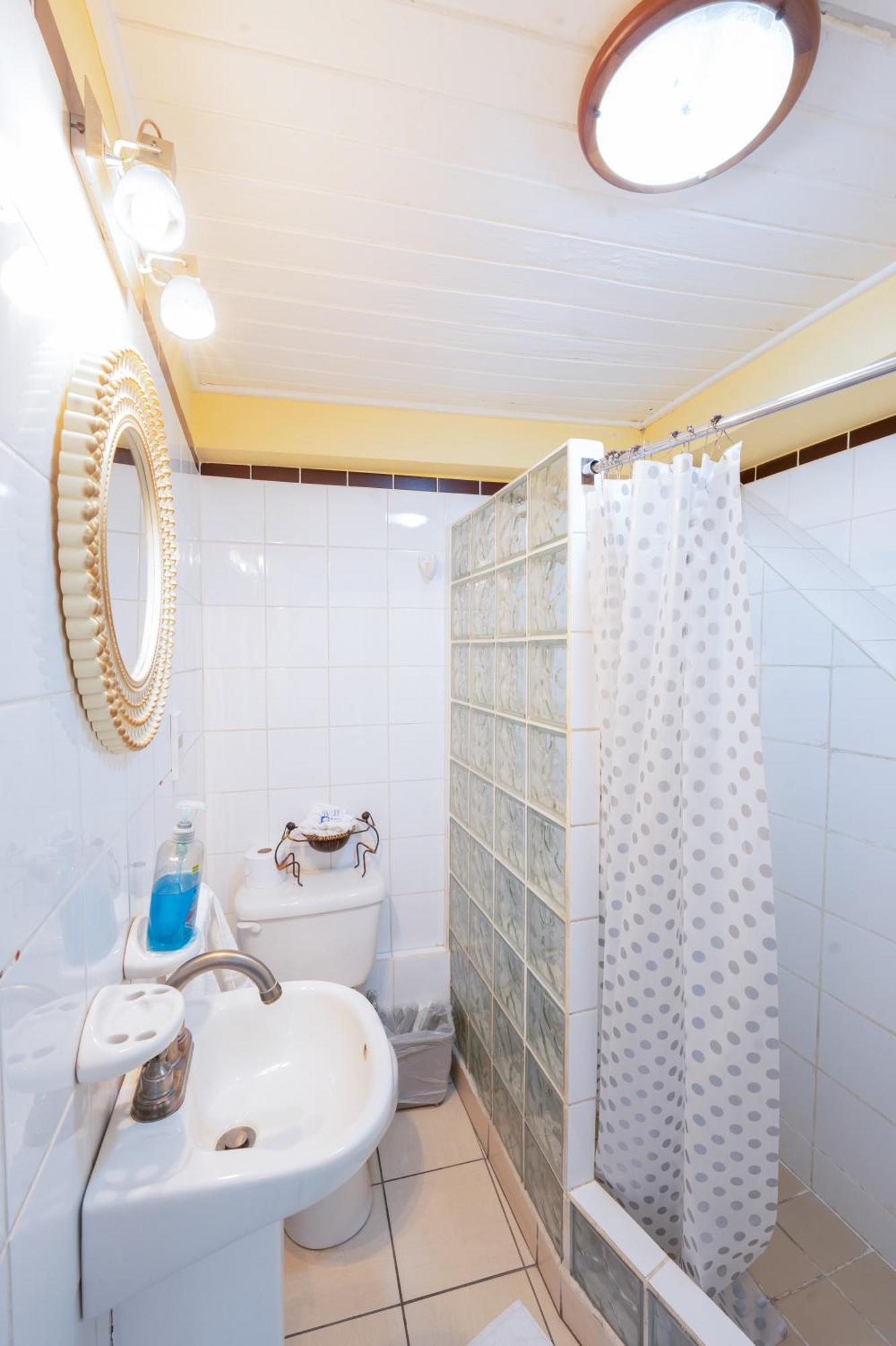 Deyna'S City Inn St. George's Phòng bức ảnh