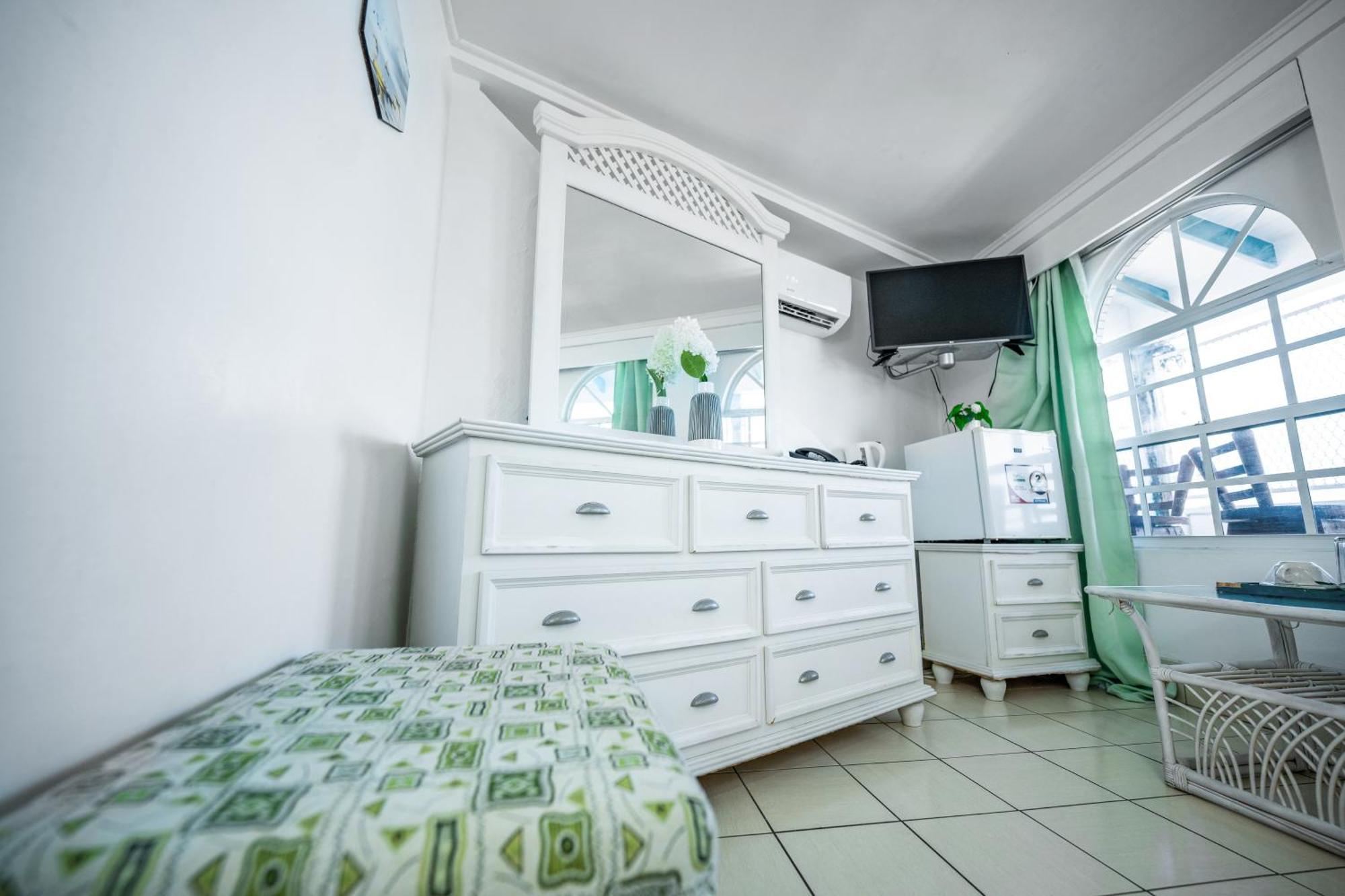 Deyna'S City Inn St. George's Phòng bức ảnh