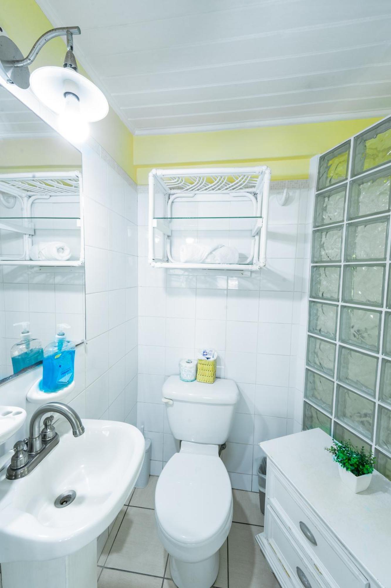 Deyna'S City Inn St. George's Phòng bức ảnh